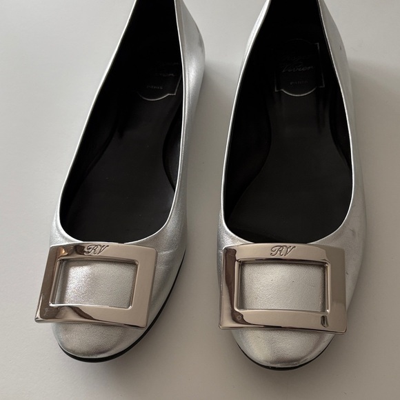 Roger Vivier Silver Flats with Engraved Buckle - Picture 8 of 9